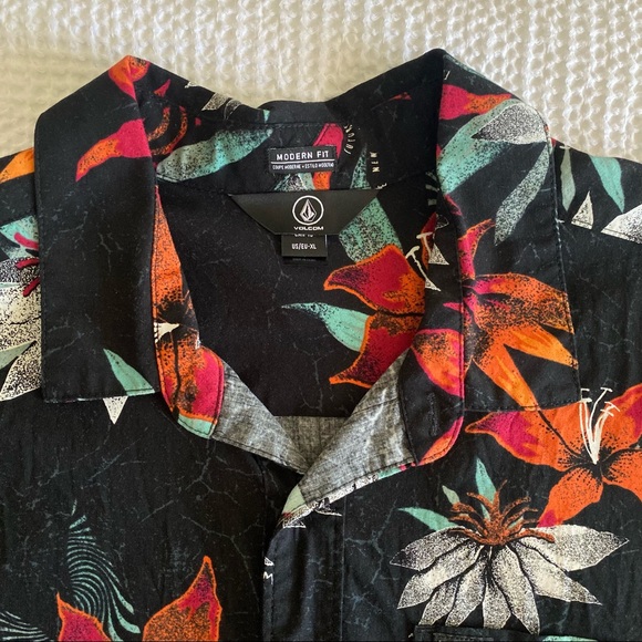 Volcom Button Up - Picture 2 of 5